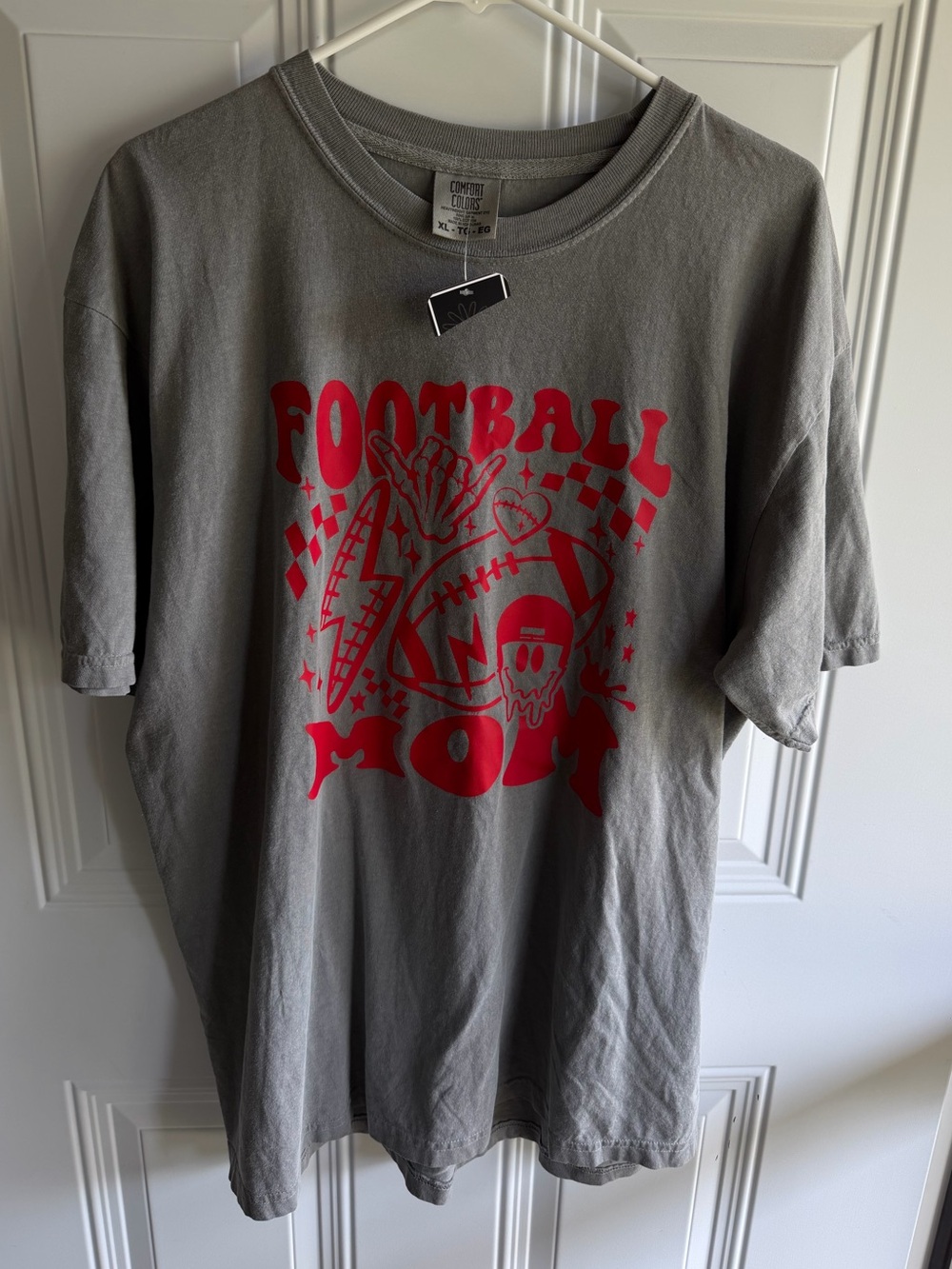 NWT Gray Graphic comfort colors Tee with Red 'Football mom' Print size XL
